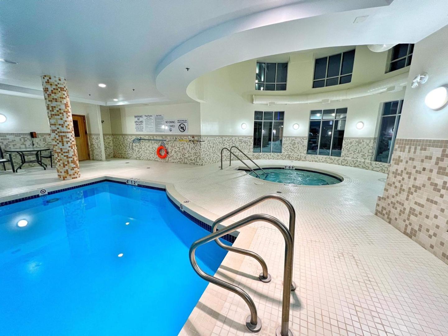 Chateau Inn & Suites Bonnyville Kültér fotó